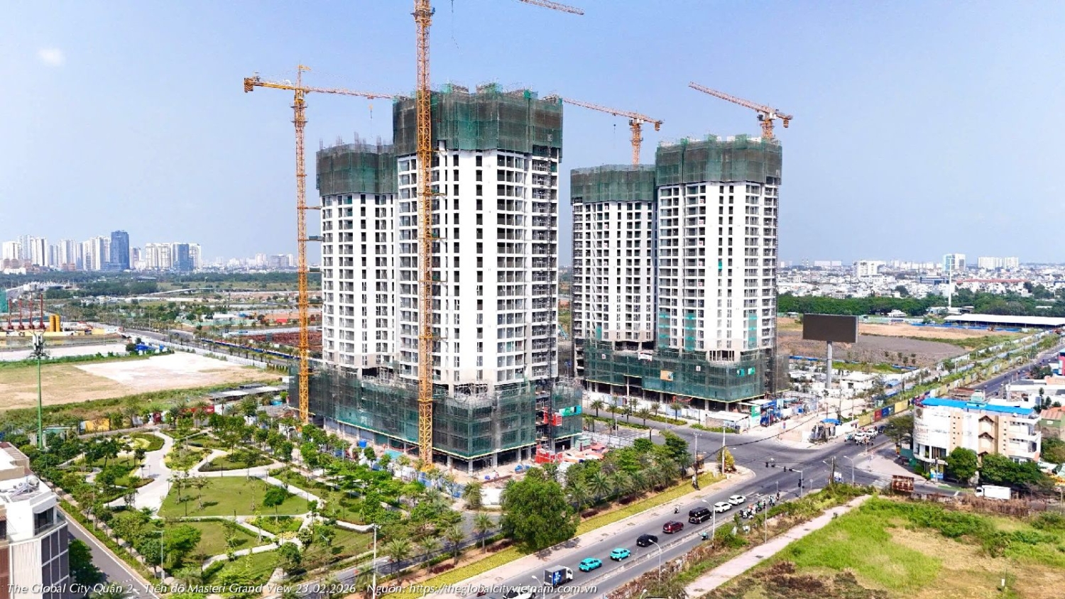 Cập nhật tiến độ xây dựng Masteri Grand View ngày 23/02/2026. Hình ảnh thực tế tòa Spark & Glow đã cất nóc và đang lắp đặt kính Low-E mặt ngoài từ sàn Lộc Phát Hưng.