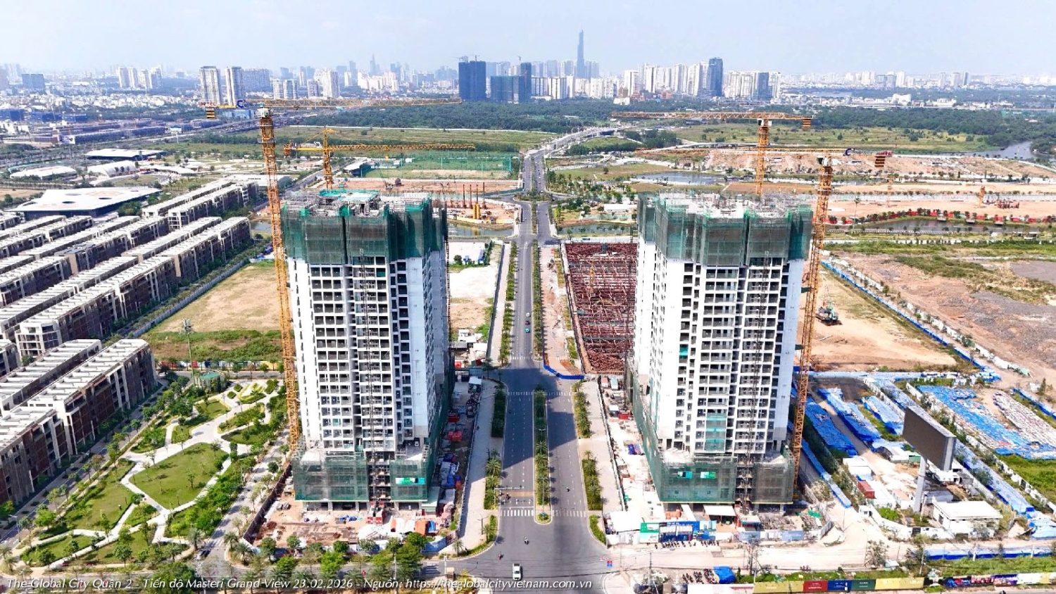 Cập nhật tiến độ xây dựng Masteri Grand View ngày 23/02/2026. Hình ảnh thực tế tòa Spark & Glow đã cất nóc và đang lắp đặt kính Low-E mặt ngoài từ sàn Lộc Phát Hưng.